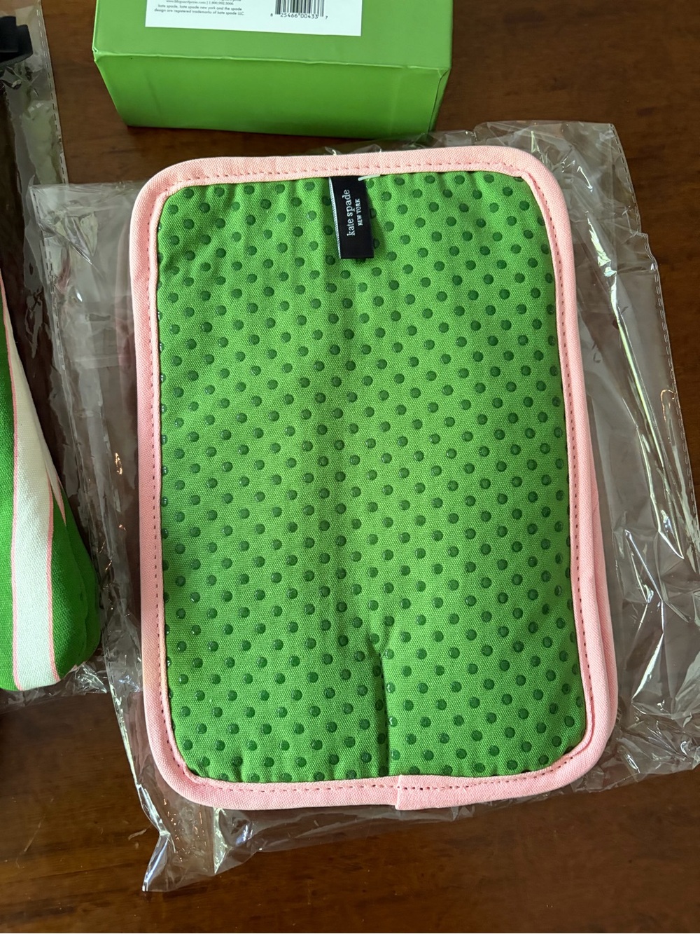 NWT kate spade 5 piece bundle oven mitts, pot holders and cocktail napkins - Picture 7 of 8